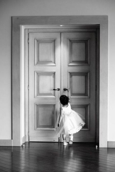 ドアを開ける少女｜ピエトラセレーナ