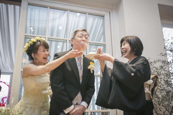 両親｜結婚式のファーストバイト