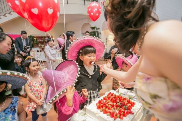 結婚式を楽しむお子様